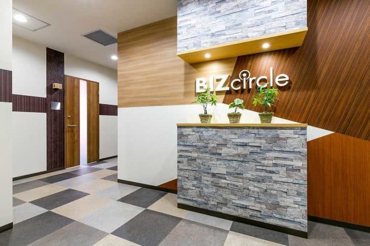 エントランス_ICカード式を用いたセキュリティシステムと防犯カメラが設置されています。©bizcircle