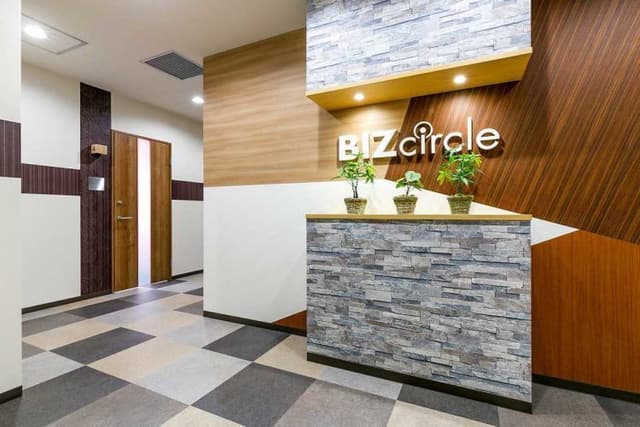 エントランス_ICカード式を用いたセキュリティシステムと防犯カメラが設置されています。©bizcircle