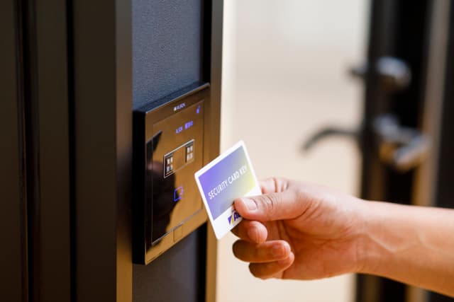 設備_オートロック。24時間入退出可能なICカード型セキュリティです。