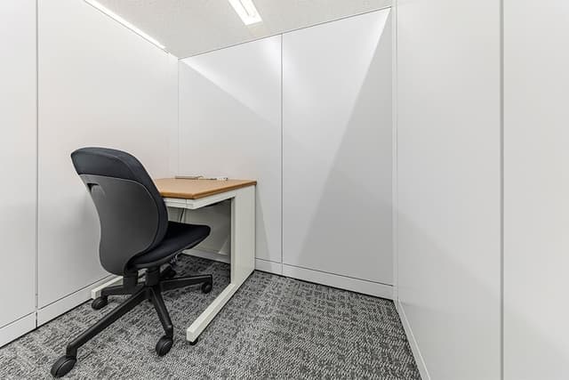 専有部_個室。パーテーションで区切られた1名用の部屋です。