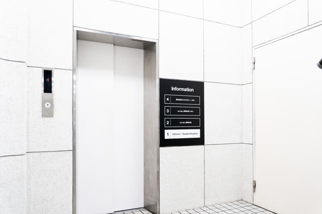 エントランス_白を基調としたシンプルなオフィスビルエントランスです