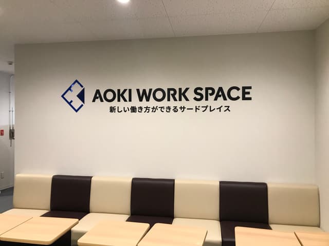 共用部_ラウンジ。ブース席の予約時間内は利用者以外の方との打合せにもご利用いただけます。
