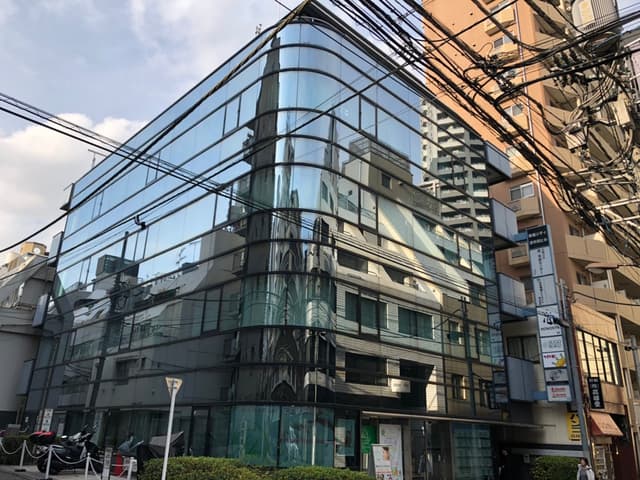 外観_角地に建っているので大変視認性の高いオフィスビルです