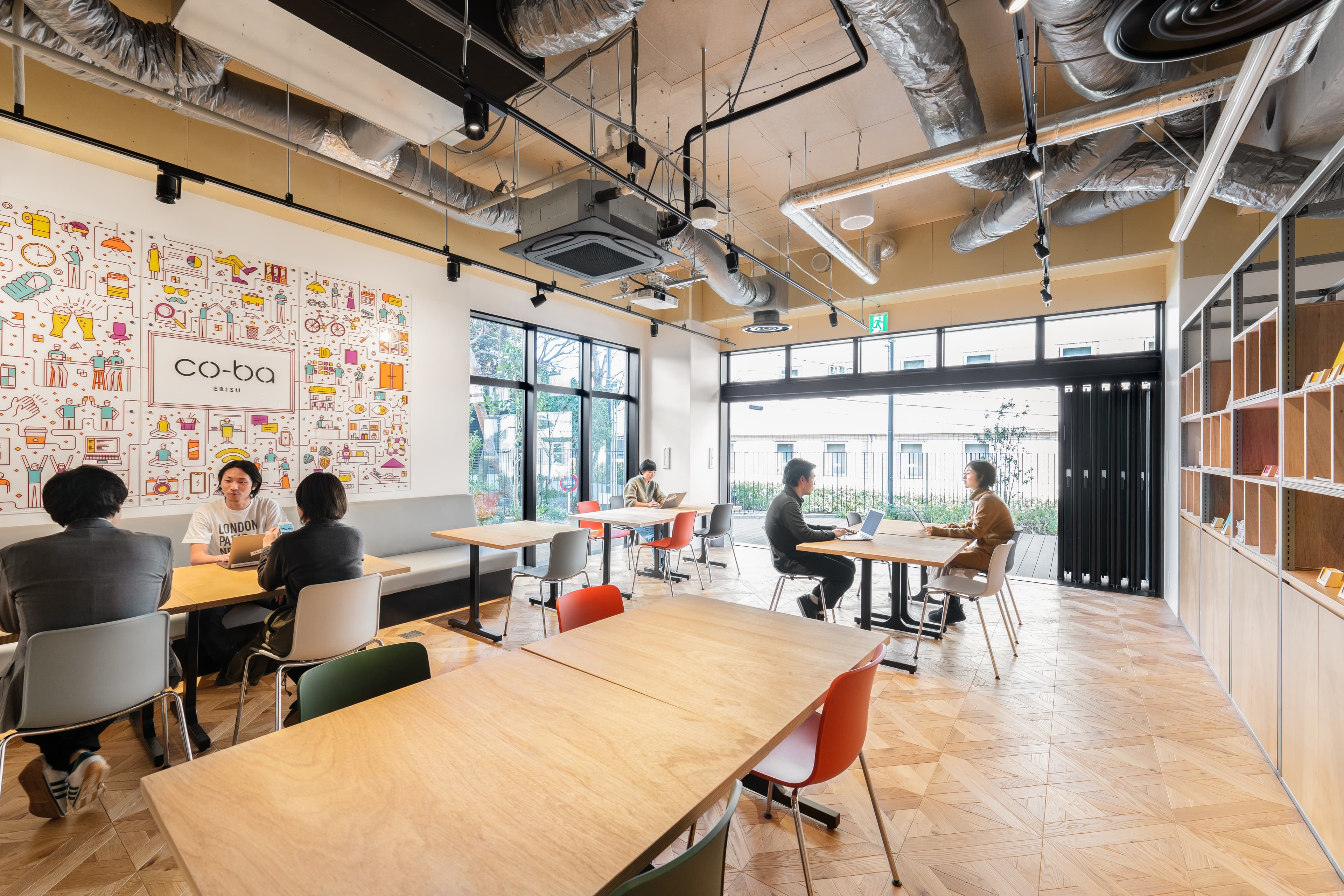 CAFE_最大40名まで収容可能でセミナーなどを開くことができます。
