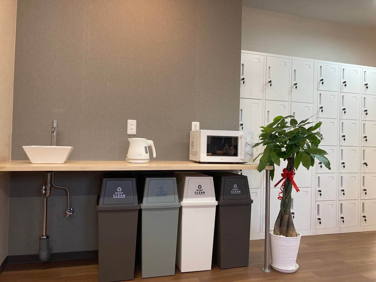 設備_電子レンジや電気ケトルなどの設備も用意しています。