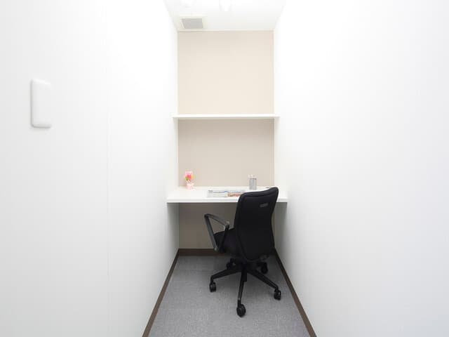 個室_シンプルな作業デスクとして利用でき、リモートワークなどにも最適です。