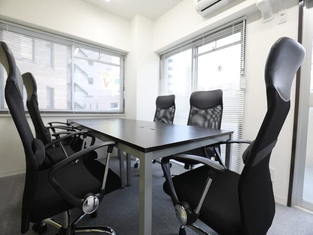 共用部_会議室。会議室は建物の2階と3階にあります。