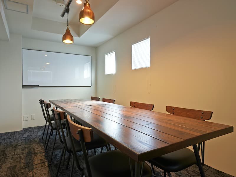 共用部_MEETING ROOM。ホワイトボードを活用することで会議も捗るでしょう。