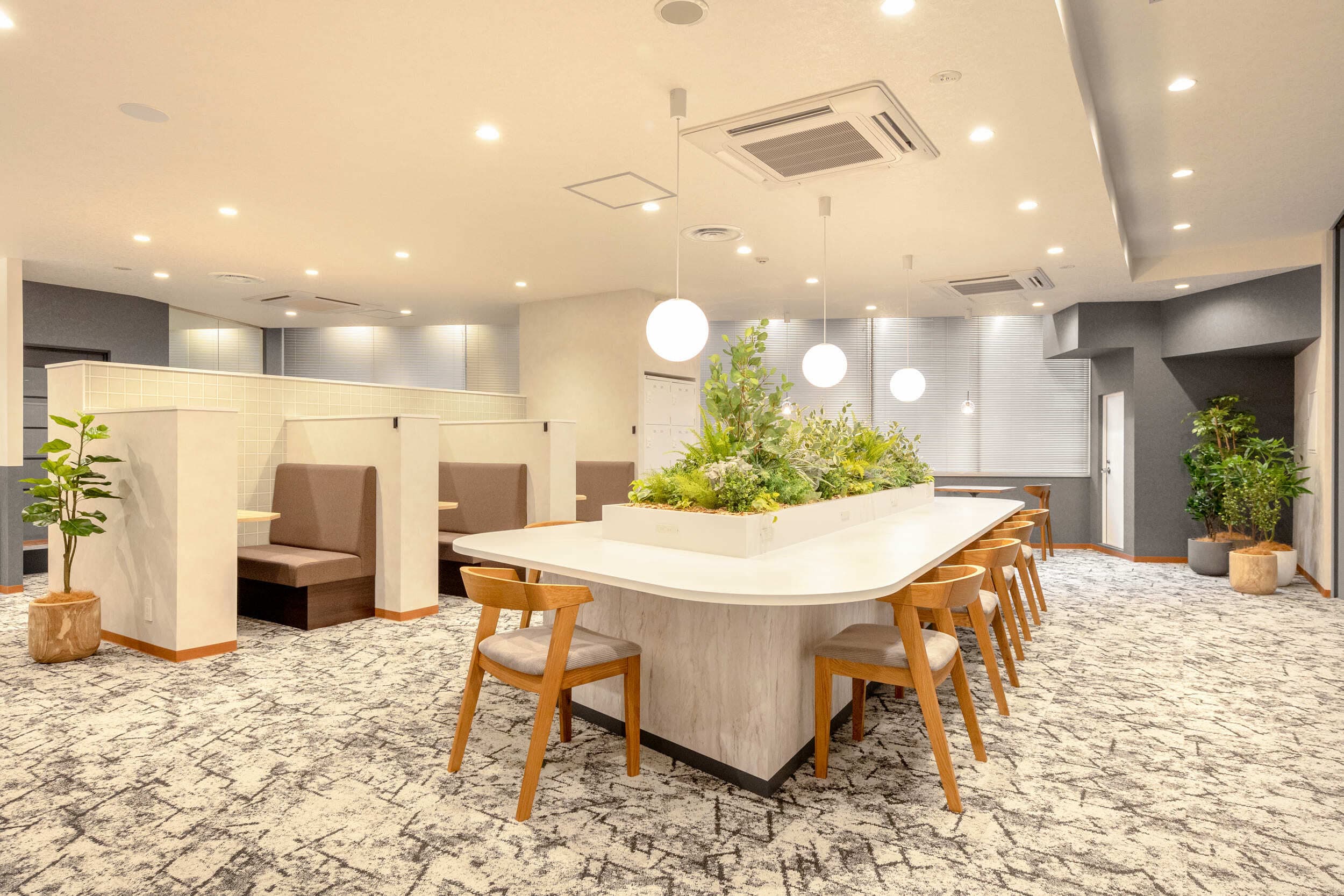 共用部_カフェブース。食事・通話・WEB会議OKの作業スペースです。
