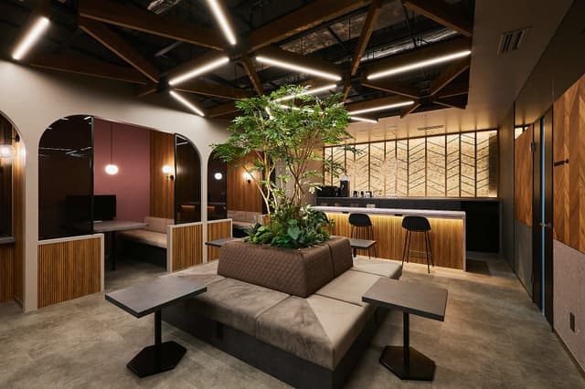 共有部_コワーキングスペース。気分に合わせて席を選べる、自由な作業空間となっています。