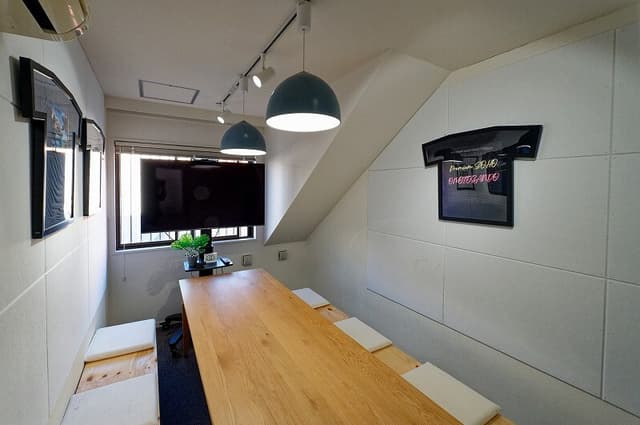 共用部_MTG ROOM。専用アプリにより、オンラインでのご予約も可能です。