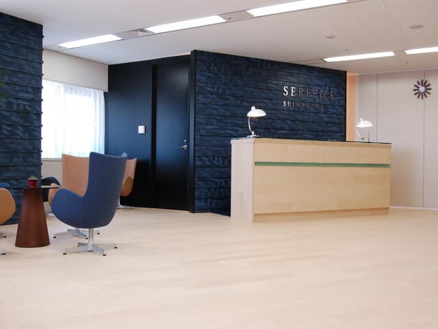 外観_受付。受付横のラウンジスペースは待合スペースとして利用できます。