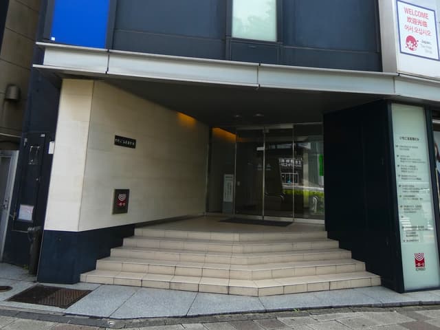 外観_エントランス。ビルのエントランス部分です。
