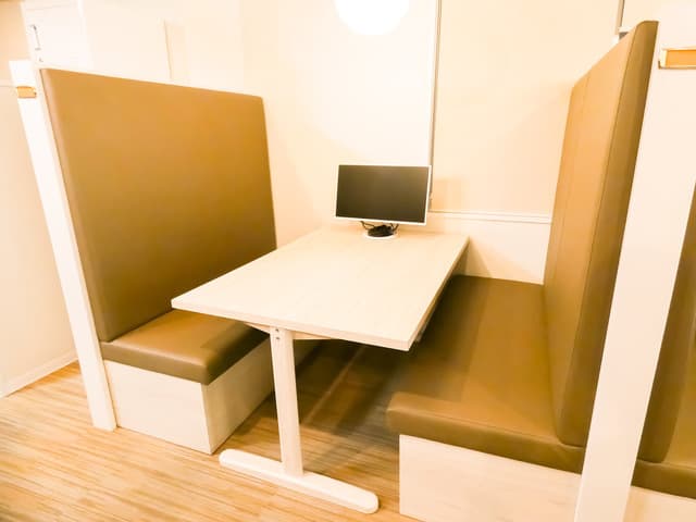 ブース席_貸し出しモニターがあるのもブース席の魅力の1つです