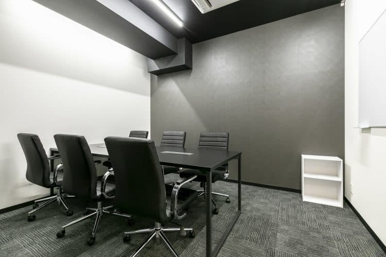 共用部_会議室です。会員は月5時間まで無料で利用可能です。