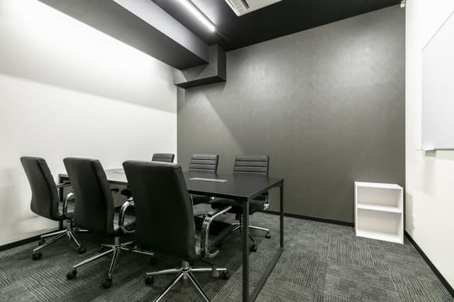 共用部_会議室です。会員は月5時間まで無料で利用可能です。