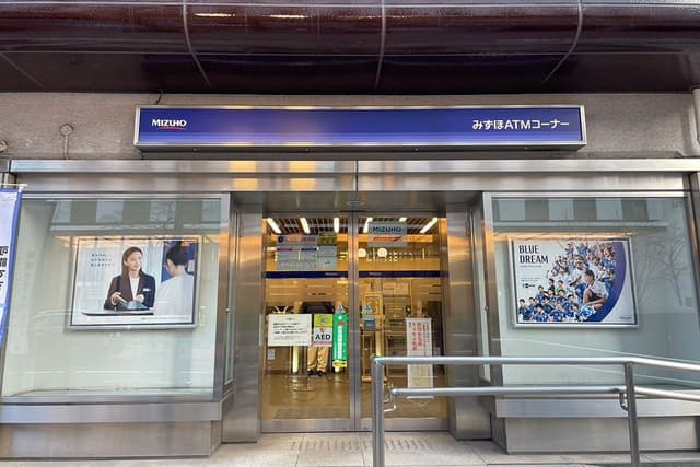 近隣の銀行_みずほ銀行新橋中央支店 (徒歩2分)