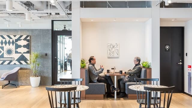 共有スペース_ちょっとしたミーティングにもピッタリです©WeWwork