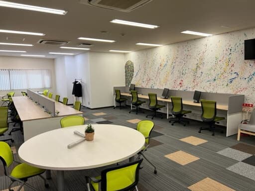 共用部_コワーキングスペース。様々なタイプの席が利用できます。