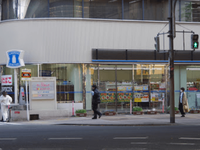 近隣のコンビニ_ローソン 鶴野町店(徒歩1分)