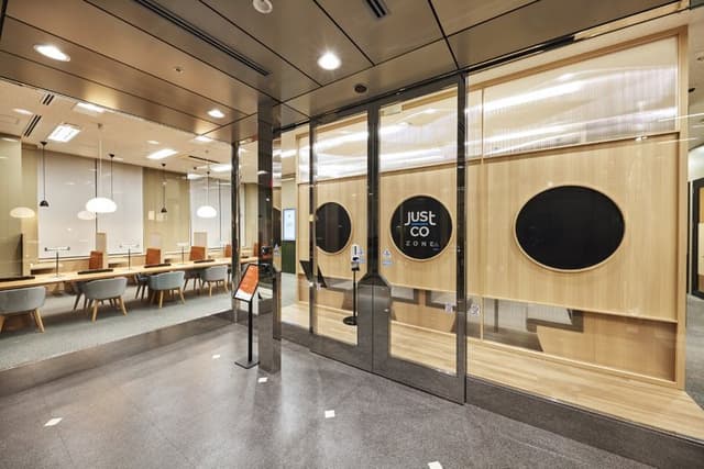 外観_エントランス。ガラス張りで解放的なオフィスです。