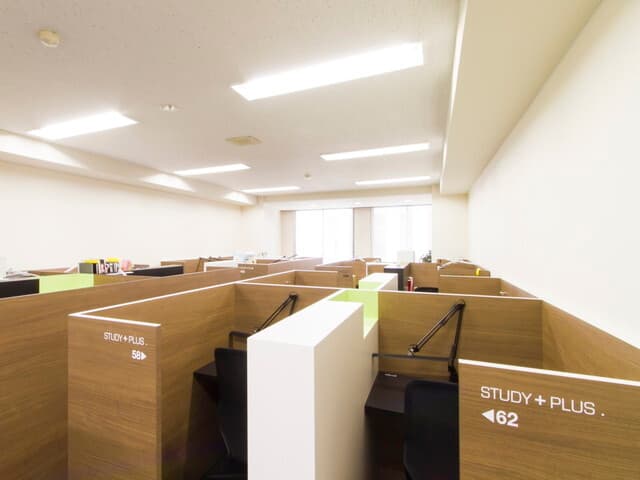 専用デスク_リザーブドコワーキング。プライベート空間を確保したデスクで、仕事以外の勉強などにも利用できます。