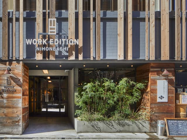 外観_エントランス。1階にはランチ利用も可能なクラフトビール専門店が併設されています。