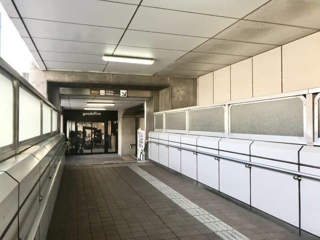 薬院南出口を出て、まっすぐ進んだところにあります。