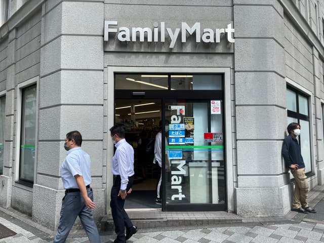 近隣のコンビニ_ファミリーマート 麹町一丁目店(徒歩5分)