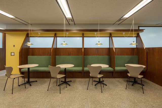 共用部_ラウンジ。ラウンジ、会議室にはコロナ対策(光触媒脱臭機の設置、ルームYAMによる抗菌)を実施しています