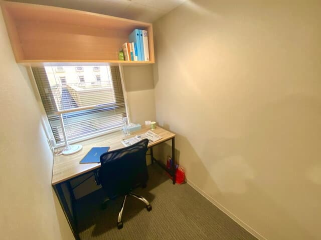 個室_1名用個室。書籍や持ち込みの備品を置くための棚が用意されています。