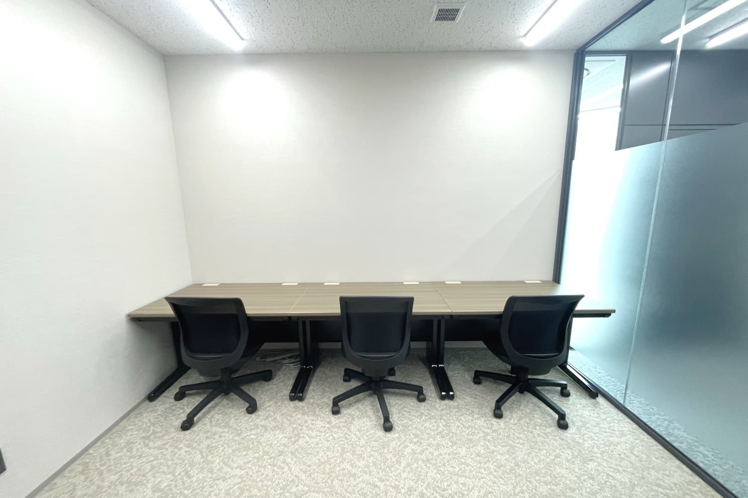 専有部_個室。通路側からも光を取り込めます。