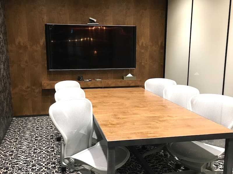 共有部_会議室。ビデオ会議などにご利用いただける大型のモニターなどが設備されています。