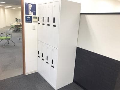 設備_ロッカー。1ブースにつき1ヵ所利出来ます。©kasegroup