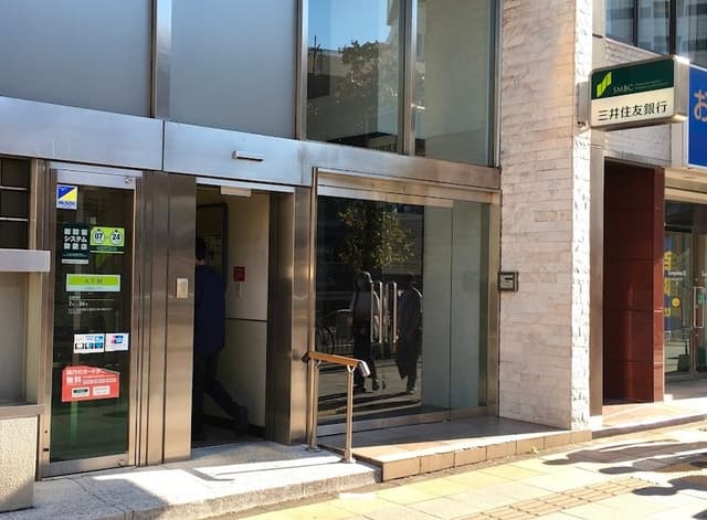 近隣の金融機関_三井住友銀行 上野駅前出張所(徒歩2分)