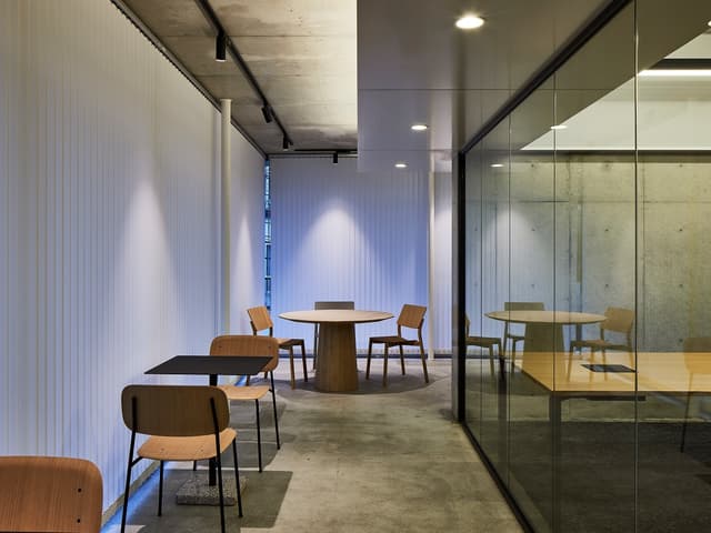 個室_2Fテラス。個室からのみ出入りできるテラスは社内の打ち合わせに便利です。