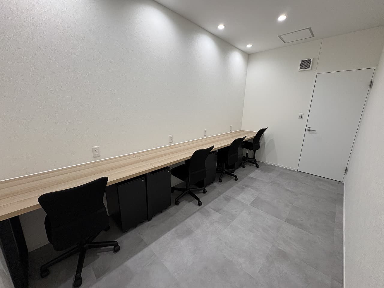 専有部_個室。家具、インターネット環境完備です。