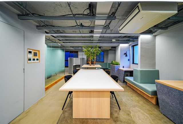 _その他_5階フロアは、ソファーや植物などデザイン性に優れた環境になっています。