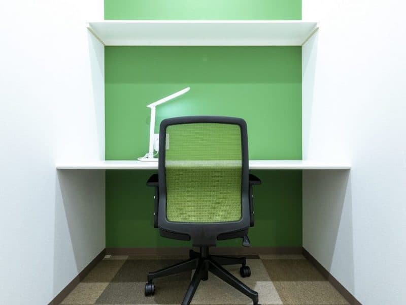 個室_インターネット・オフィス家具完備の個室を24時間365日ご利用いただけます ©bizcircle