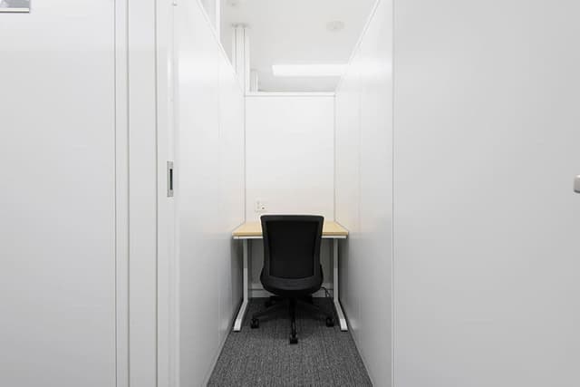 専有部_個室。パーテーションで区切られた1名用のお部屋です。