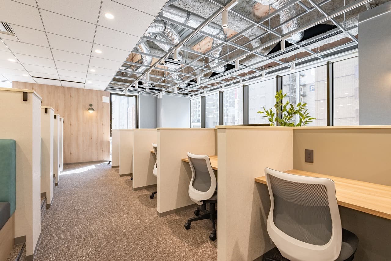 共有部_コワーキングスペース。カフェブースは食事・通話・WEB会議OKの作業スペースです。©bizcomfort