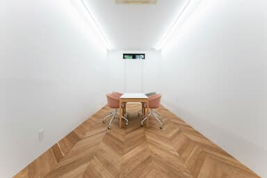 101号室 内装リニューアル!事務所兼店舗やショールームに最適!<床材オーク/照明調光調色可/業務用エアコン/除湿機備付>