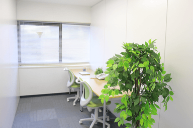 オフィス3(2~3名用/窓有/24時間利用可/登記可)