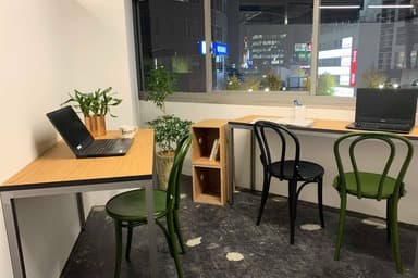 5席 クローズドブース (306号室)